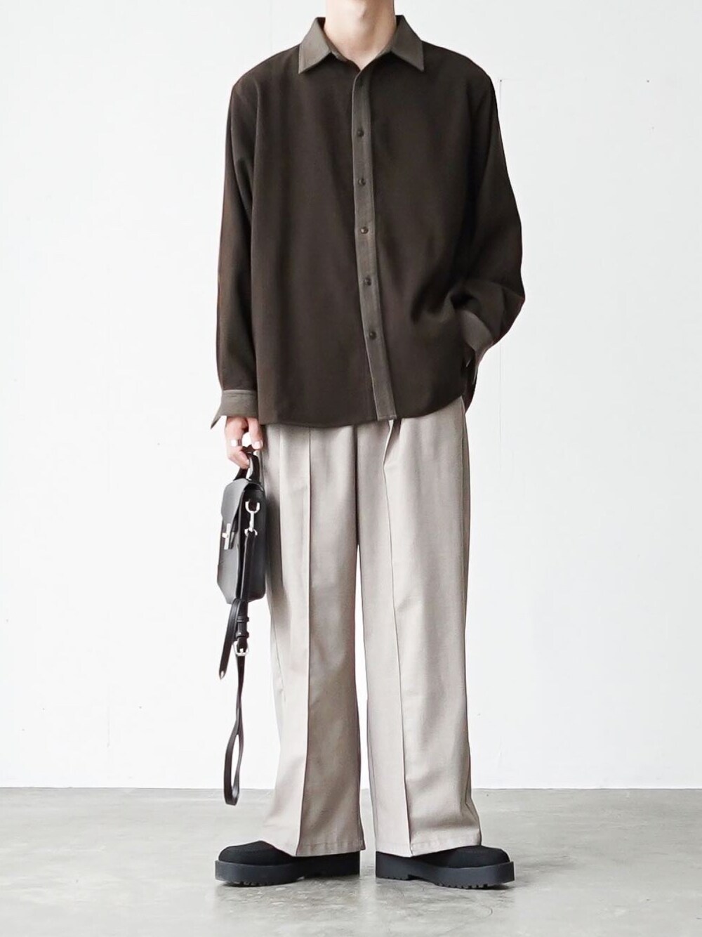 「CASPER JOHNのWide buggy slacks/ワイドバギースラックス（その他パンツ、グレー系）」を使った、あすさん（メンズ・176cm）の秋コーディネートの1枚目の写真
