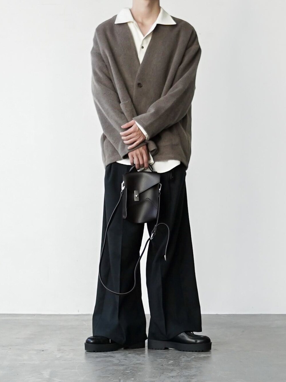 「soerteのOversize shaggy cardigan / オーバーサイズシャギーカーディガン（カーディガン/ボレロ、ブラウン系）」を使った、あすさん（メンズ・176cm）の秋コーディネートの1枚目の写真