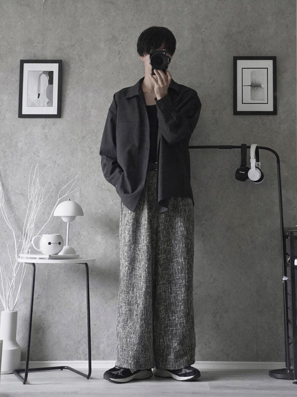 「シャツスタイル、シンプルコーデ、ビッグシルエット、休日スタイル、スニーカー」｜「CASPER JOHNのVarious dolman huge shirts/バリアスドルマンヒュージシャツ（シャツ/ブラウス、ブラック系）」を使った、あすさん（メンズ・176cm）の春コーディネートの1枚目の写真