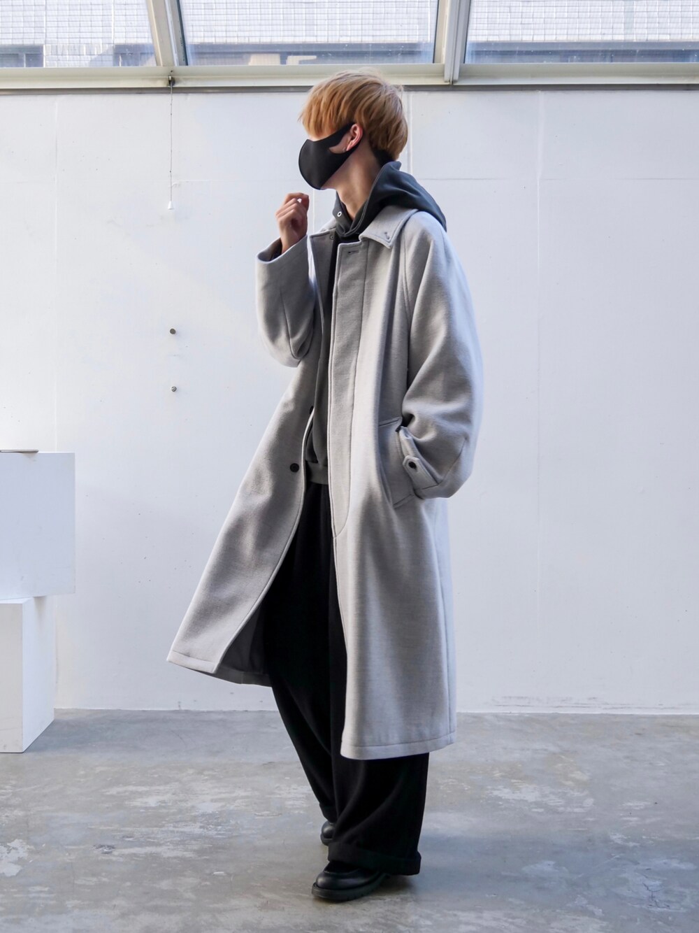 「CASPER JOHNのHeavy Suede Tapered Wide Slacks/ヘビースウェードテーパードワイドスラックス（スラックス、ブラック系）」を使った、あすさん（メンズ・176cm）の冬コーディネートの1枚目の写真