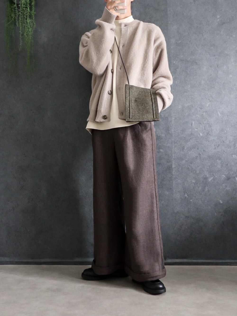 「だから秋服が好き」｜「EMMA CLOTHESのシャギーニットWジャガード編みラウンドネック ドロップショルダールーズニットカーディガン EMMA CLOTHES 2021AW（カーディガン/ボレロ、ベージュ系）」を使った、あすさん（メンズ・176cm）の秋コーディネートの1枚目の写真