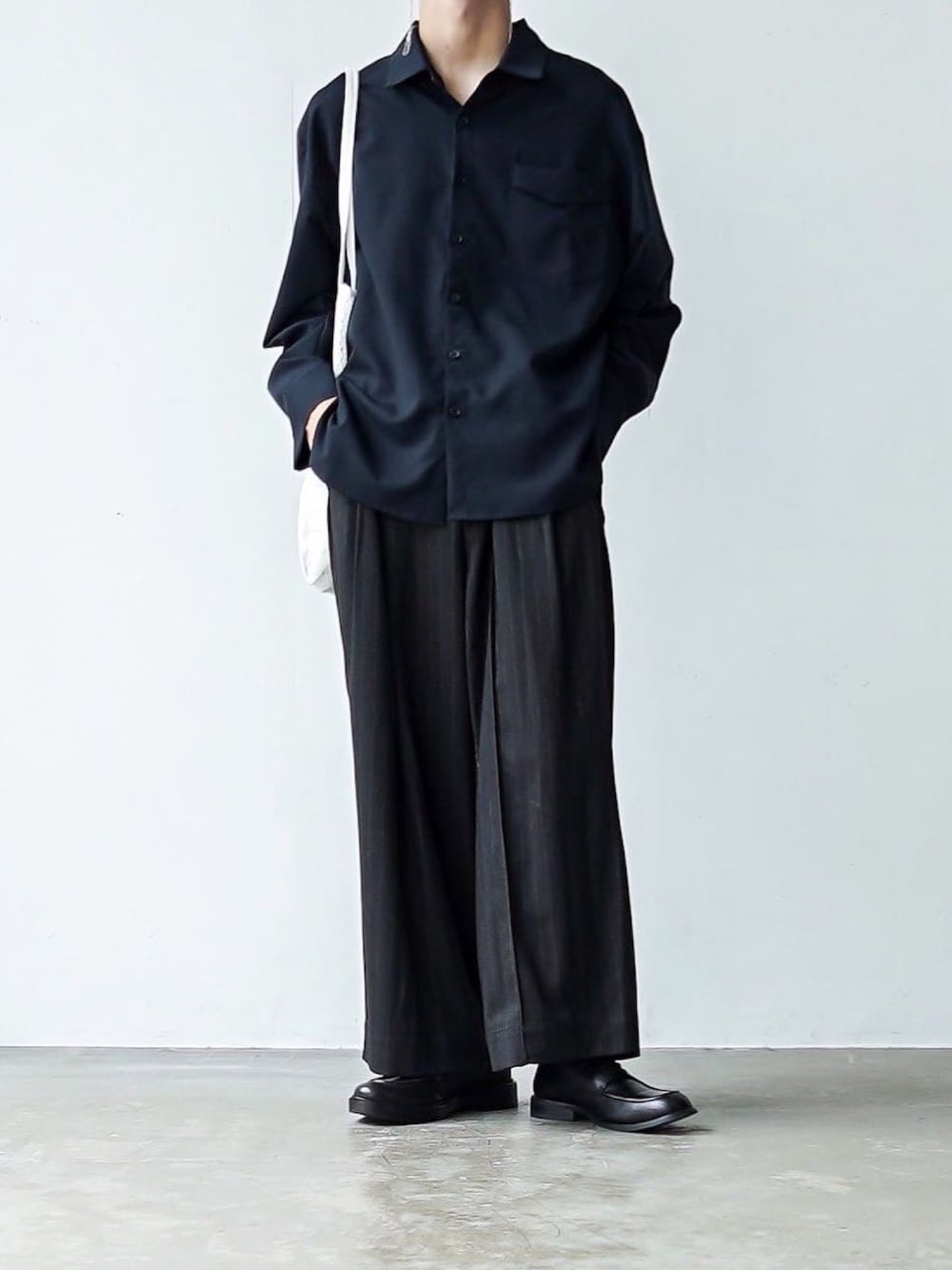 グレー系のシャツ/ブラウス、ブラック系のドレスシューズ、ホワイト系のトートバッグを着用したメンズの夏コーディネートの1枚目の写真
