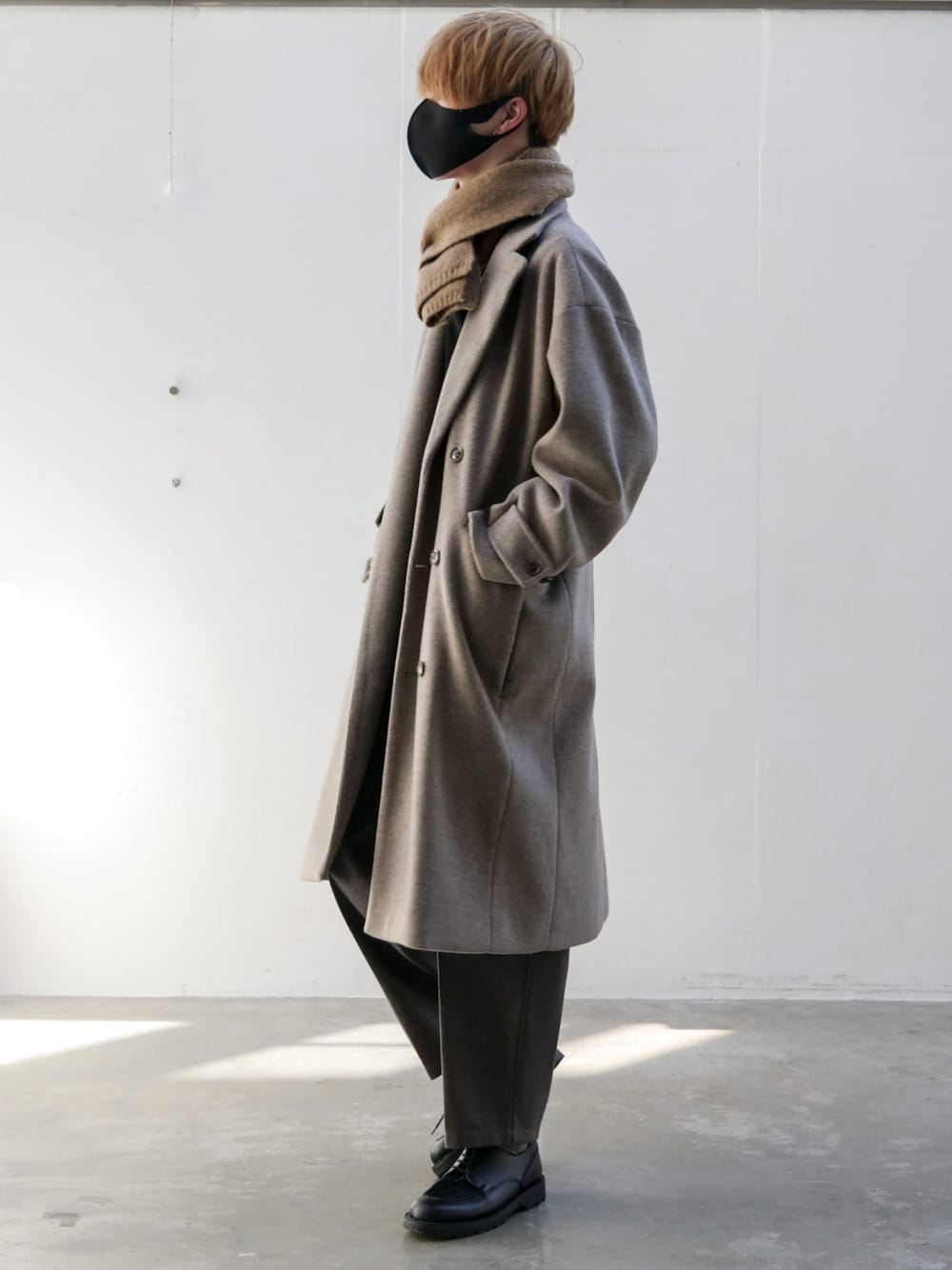 「CASPER JOHNのMelton Double Chesterfield Coat/メルトンダブルチェスターコート（チェスターコート、ブラウン系）」を使った、あすさん（メンズ・176cm）の冬コーディネートの1枚目の写真