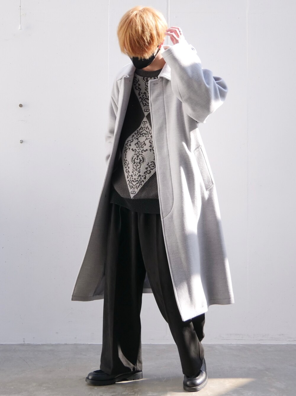 「Alcindor Materialsのsuper120's lamb wool balmacaan coat/スーパー１２０’ｓラムウールバルマカーンコート（その他アウター、グレー系）」を使った、あすさん（メンズ・176cm）の冬コーディネートの1枚目の写真