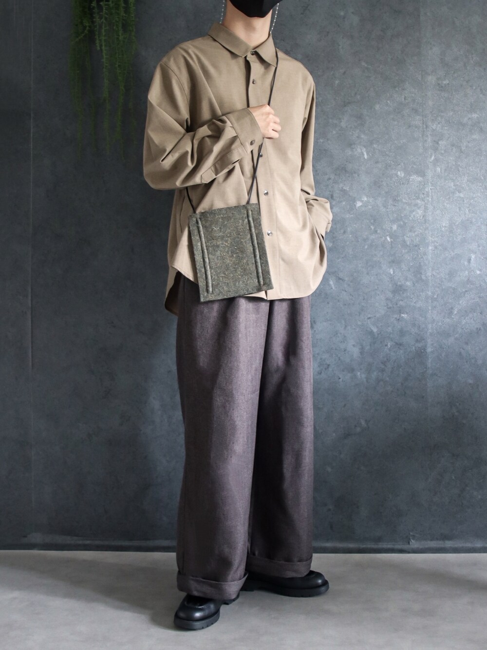 「Alcindor Materialsのimitation relax shirts/イミテーションリラックスシャツ（シャツ/ブラウス、グリーン系）」を使った、あすさん（メンズ・176cm）の秋コーディネートの1枚目の写真