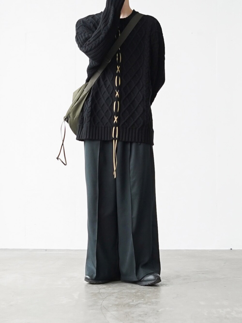 「CASPER JOHNのImitation wool buggy slacks/イミテーションウールバギースラックス（スラックス、ブラック系）」を使った、あすさん（メンズ・176cm）の秋コーディネートの1枚目の写真
