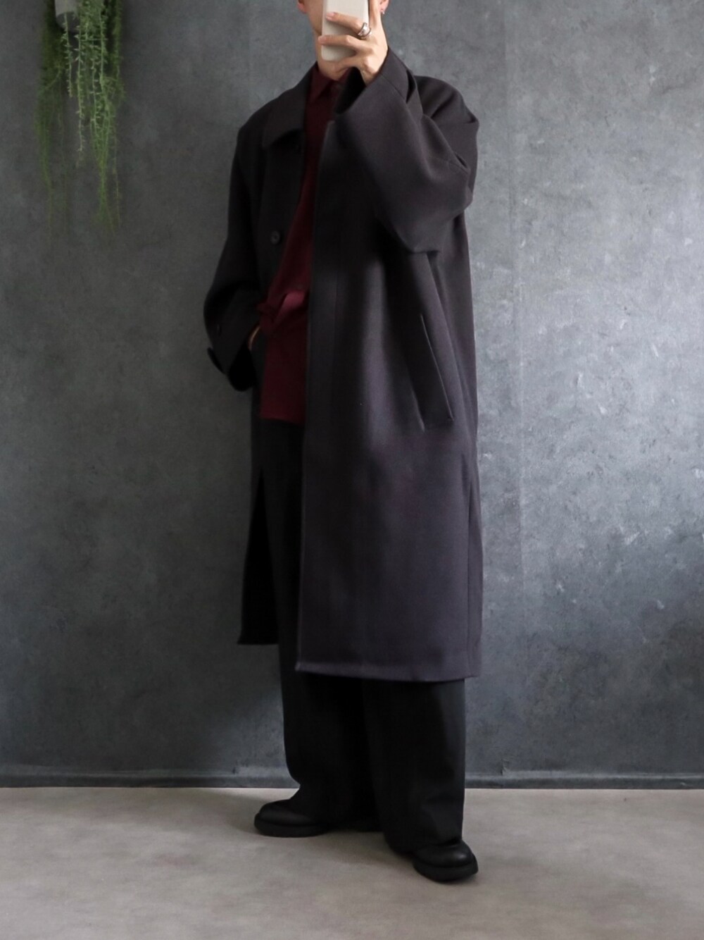 「EMMA CLOTHESのオーバーサイズ ラグランスリーブ ロングバルマカンコート/ルーズバルカラーコート2021-2022WINTER(EMMA CLOTHES)（ステンカラーコート、ブラック系）」を使った、あすさん（メンズ・176cm）の秋コーディネートの1枚目の写真