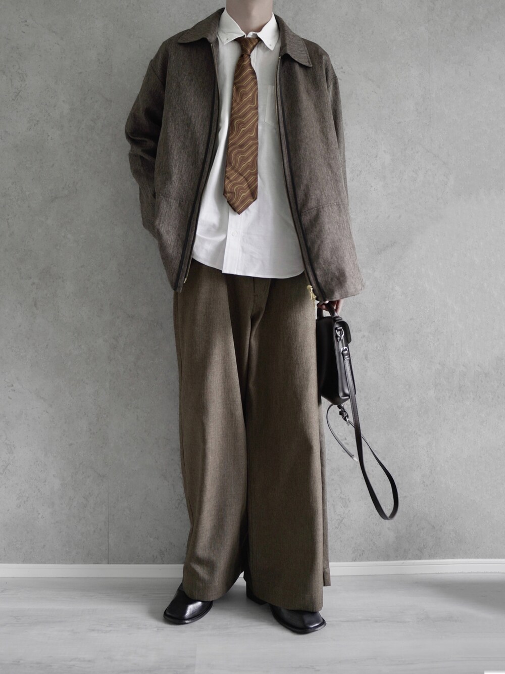 「ad」｜「URBAN RESEARCH Sonny Labelの『WEB/一部店舗限定』『XLサイズあり』『抗菌』オックスボタンダウンシャツ（シャツ/ブラウス、ホワイト系）」を使った、あすさん（メンズ・176cm）の秋コーディネートの1枚目の写真