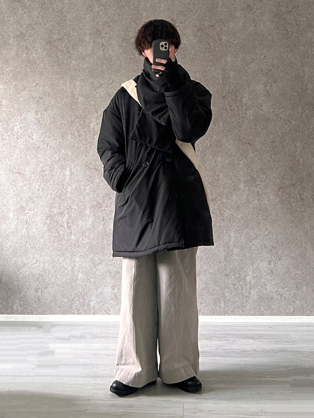 「服とコスメでなりたい自分に、クリスマスに着たい服、休日スタイル、きれいめカジュアル、冬コーデ、ミリタリー、ワイドパンツ、ロングコート、ローファー、マイベストコーデ2022、ビッグシルエット」｜「soerteのWide straight ：Flare black fade denim/ワイドストレート：フレア ブラックフェードデニム（デニムパンツ、グレー系）」を使った、あすさん（メンズ・176cm）の冬コーディネートの1枚目の写真