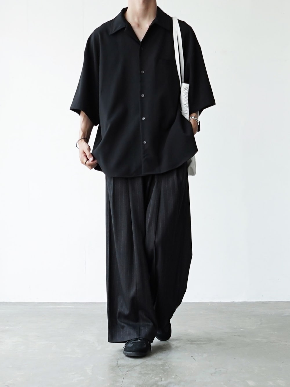 ブラック系のシャツ/ブラウス、ブラック系のパンツ、ブラック系のスニーカーを着用したメンズの夏コーディネートの1枚目の写真