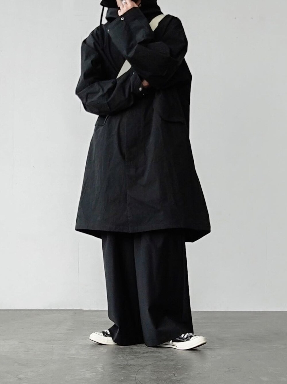 「remerのloose 2way hood over coat / ルーズツーウェイフードオーバーコート（その他アウター、ブラック系）」を使った、あすさん（メンズ・176cm）の秋コーディネートの1枚目の写真