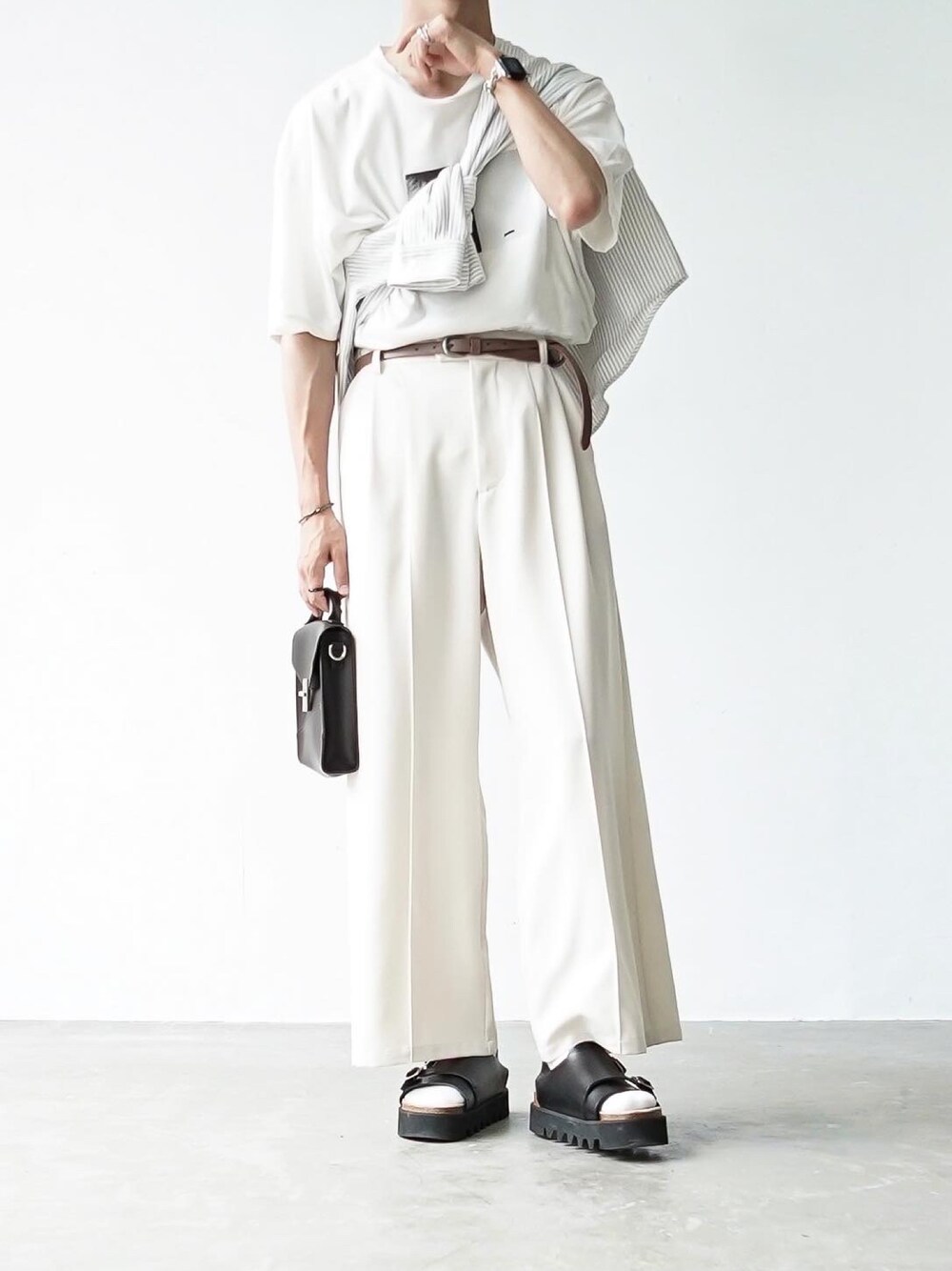 「steinのアイテム（Tシャツ/カットソー、ホワイト系）」を使った、あすさん（メンズ・176cm）の夏コーディネートの1枚目の写真