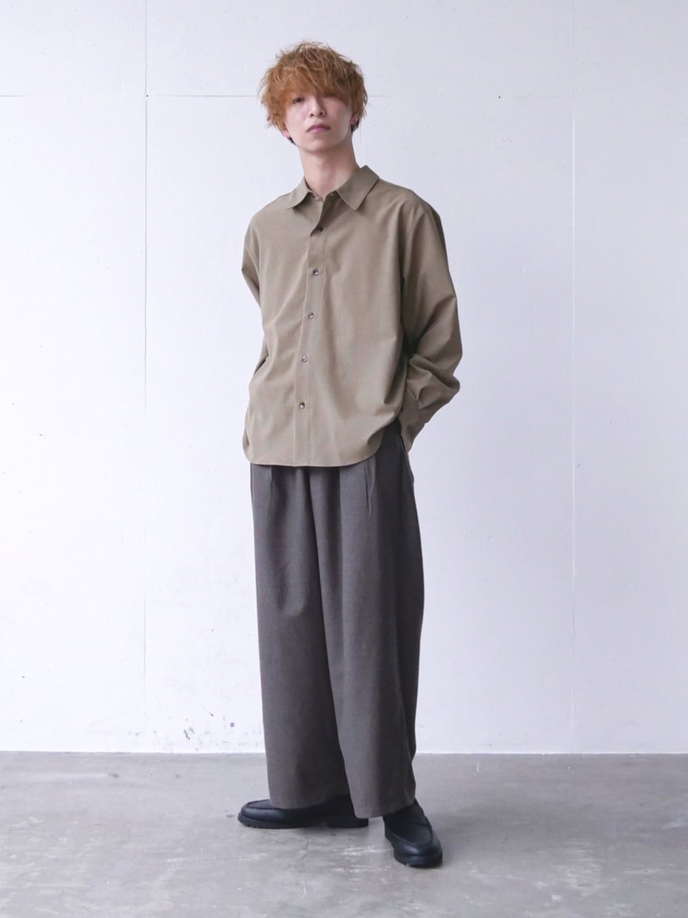 「ビッグシルエット、ローファー、スラックス、カーキ、休日スタイル、ワイドパンツ、CASPER JOHN、秋コーデ」｜「Alcindor Materialsのimitation relax shirts/イミテーションリラックスシャツ（シャツ/ブラウス、グリーン系）」を使った、あすさん（メンズ・176cm）の秋コーディネートの1枚目の写真
