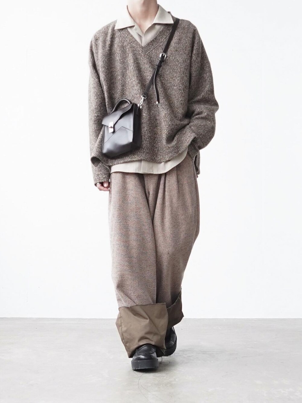 「soerteの2way square shoulder bag/2wayスクエアショルダーバッグ（ショルダーバッグ、ブラウン系）」を使った、あすさん（メンズ・176cm）の秋コーディネートの1枚目の写真