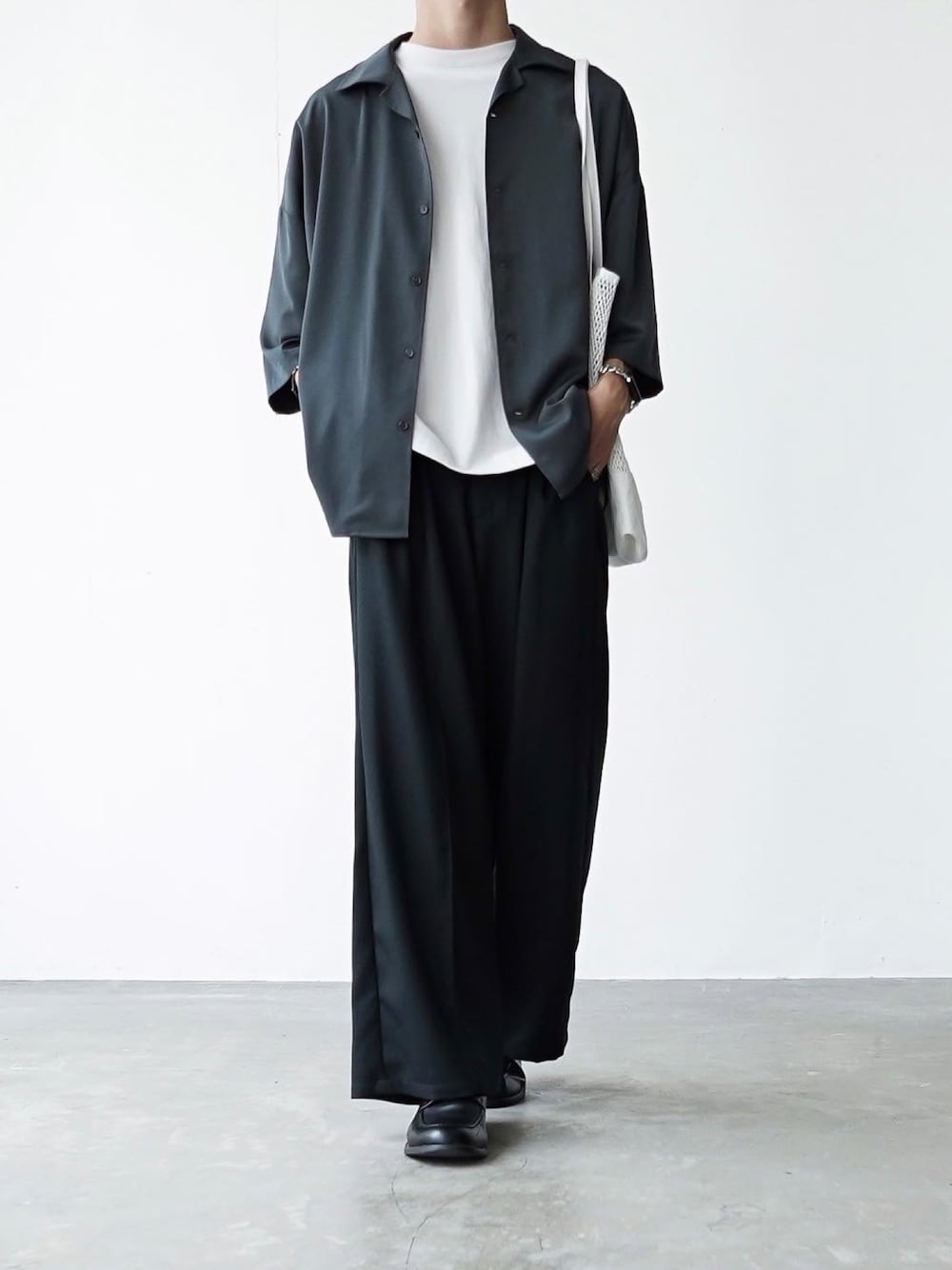 グレー系のシャツ/ブラウス、グレー系のその他パンツ、ブラック系のシューズを着用したメンズの夏コーディネートの1枚目の写真