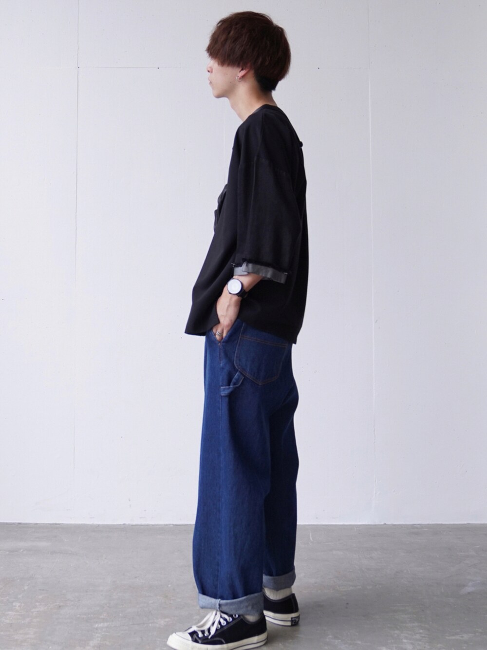 ブラック系のTシャツ/カットソー、ブルー系のデニムパンツ、ブラック系のスニーカーを着用したメンズの夏コーディネートの1枚目の写真