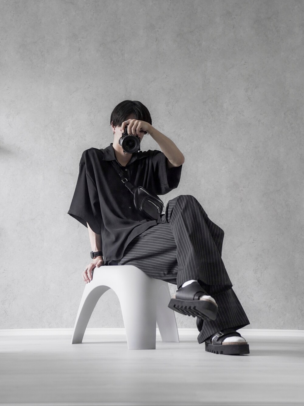 「KUUUPYのGrainy Basic Regular Collar Shirts  - 杢柄ベーシックレギュラーカラーシャツ（シャツ/ブラウス、ブラック系）」を使った、あすさん（メンズ・176cm）の夏コーディネートの1枚目の写真