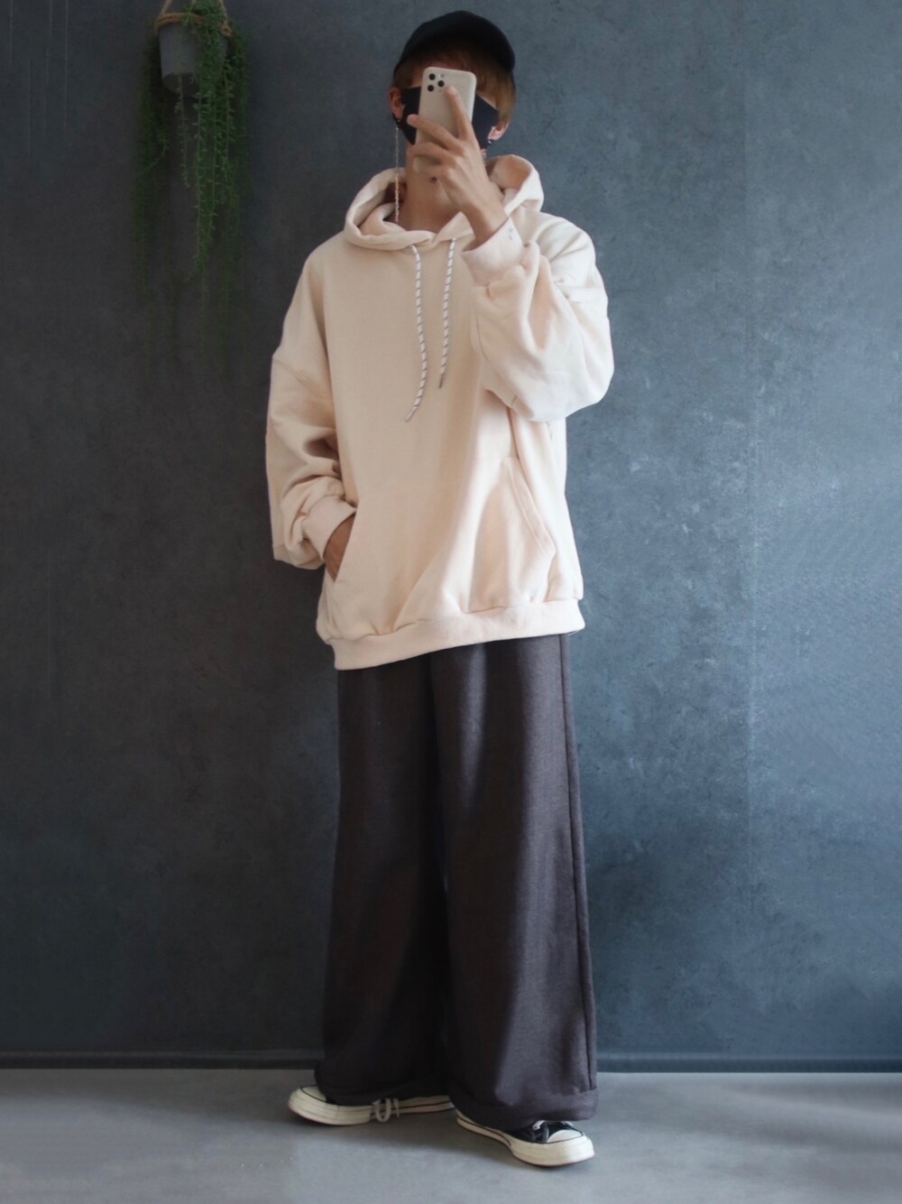 「INTER FACTORYのファッションインフルエンサー shizuku - オーバーサイズ配色ドローストリングパーカー　made in INTER FACTORY（パーカー、ホワイト系）」を使った、あすさん（メンズ・176cm）の秋コーディネートの1枚目の写真