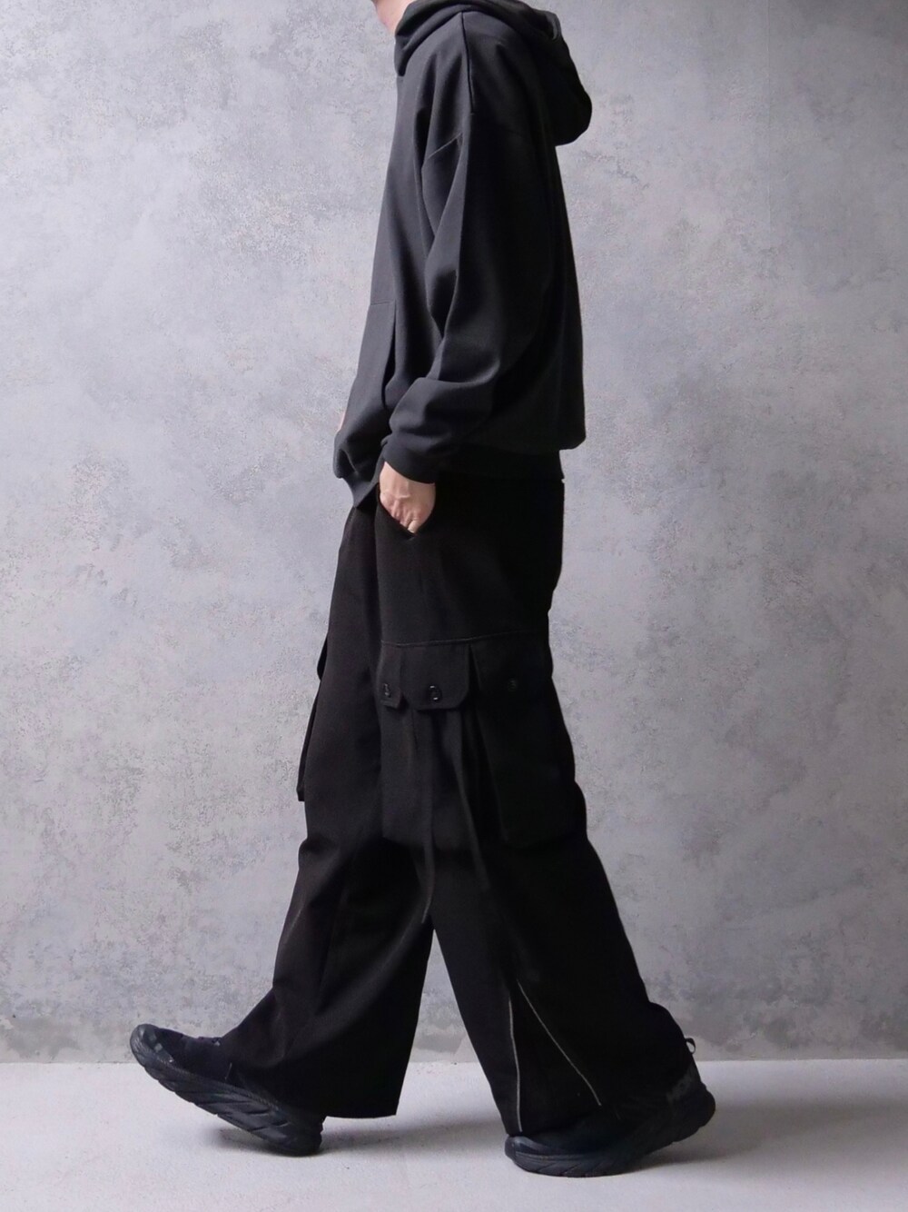 「remerのloose basic parker / ルーズベーシックパーカー（パーカー、グレー系）」を使った、あすさん（メンズ・176cm）の秋コーディネートの1枚目の写真