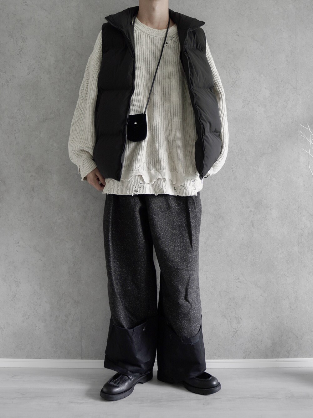 「JACKROSEのJE 中綿スタンドベスト（ダウンベスト、ブラック系）」を使った、あすさん（メンズ・176cm）の秋コーディネートの1枚目の写真