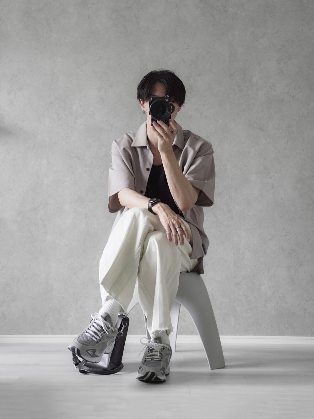 「ITEMS URBANRESEARCHのTRストレッチ 半袖シャツ（シャツ/ブラウス、グレー系）」を使った、あすさん（メンズ・176cm）の夏コーディネートの1枚目の写真