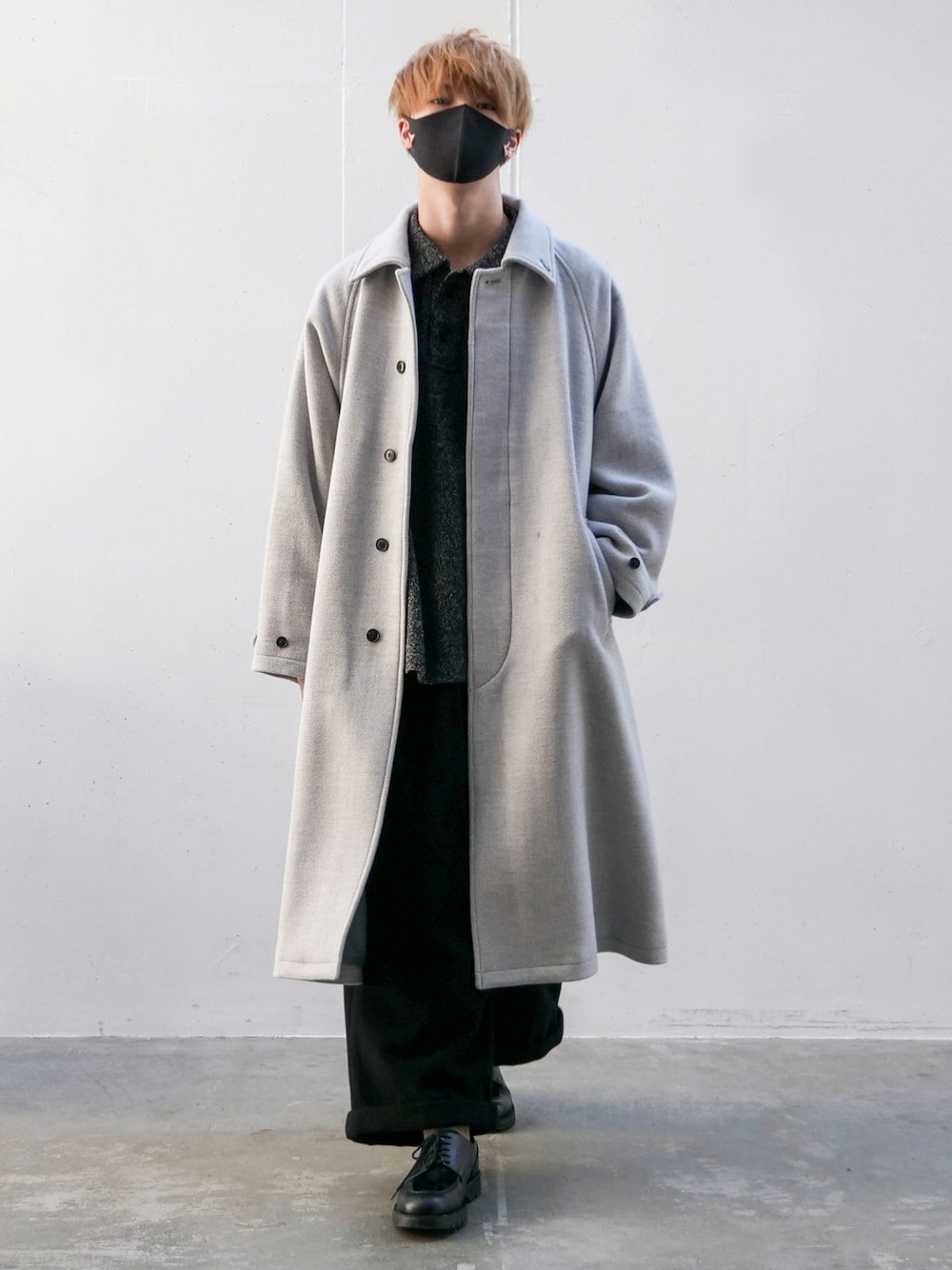 「Alcindor Materialsのsuper120's lamb wool balmacaan coat/スーパー１２０’ｓラムウールバルマカーンコート（その他アウター、グレー系）」を使った、あすさん（メンズ・176cm）の冬コーディネートの1枚目の写真