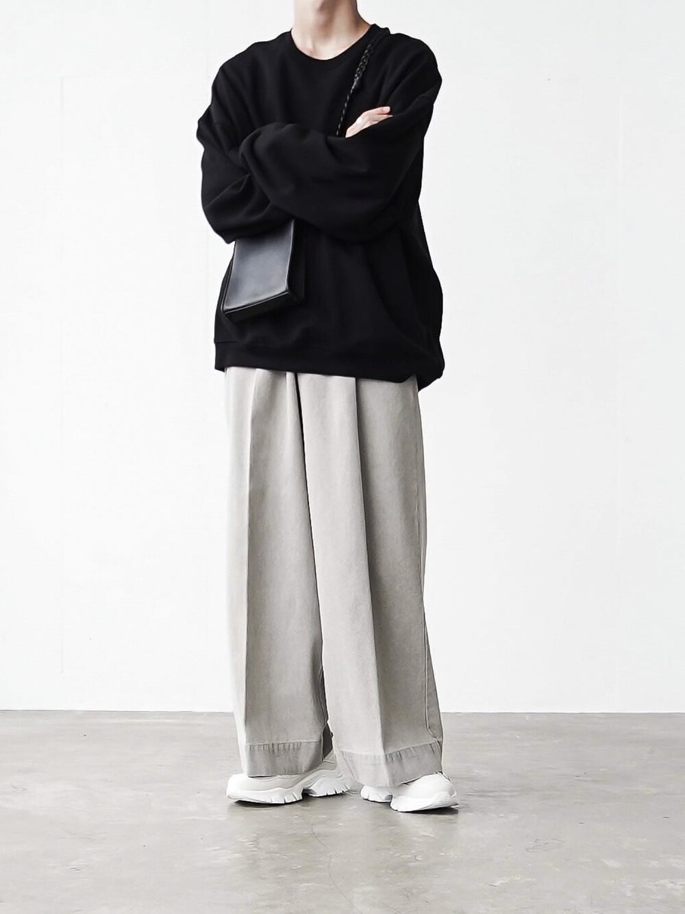 「remerのloose crew neck sweat/ルーズクルーネックスウェット（スウェット、ブラック系）」を使った、あすさん（メンズ・176cm）の秋コーディネートの1枚目の写真
