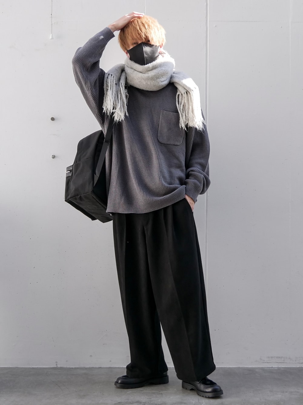 「MONO-MARTの片畦編み ポケット ルーズクルーネックニット 2021-2022 WINTER（ニット/セーター、グレー系）」を使った、あすさん（メンズ・176cm）の冬コーディネートの1枚目の写真