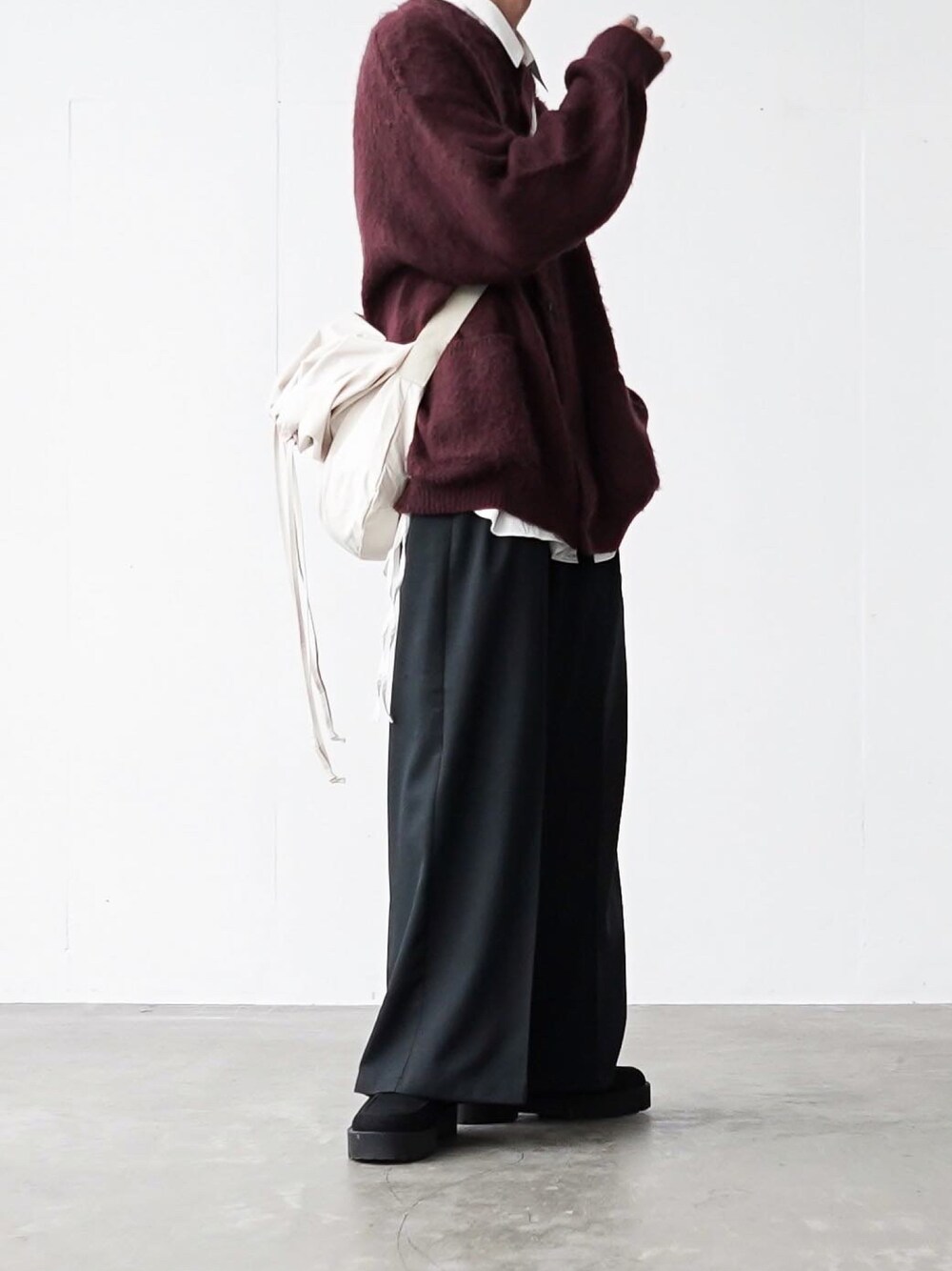 「秋ルック紹介するよ」｜「CASPER JOHNのImitation wool buggy slacks/イミテーションウールバギースラックス（スラックス、ブラック系）」を使った、あすさん（メンズ・176cm）の秋コーディネートの1枚目の写真
