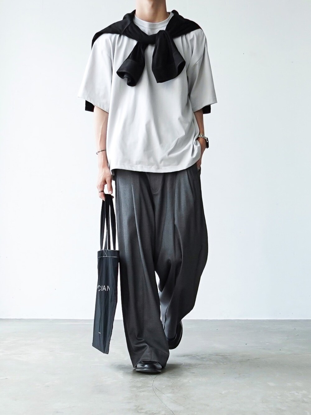 「CASPER JOHNの【UPCYCLED TEXTILE】Clean the sea T-shirts/海を綺麗にするTシャツ（Tシャツ/カットソー、グレー系）」を使った、あすさん（メンズ・176cm）の夏コーディネートの1枚目の写真