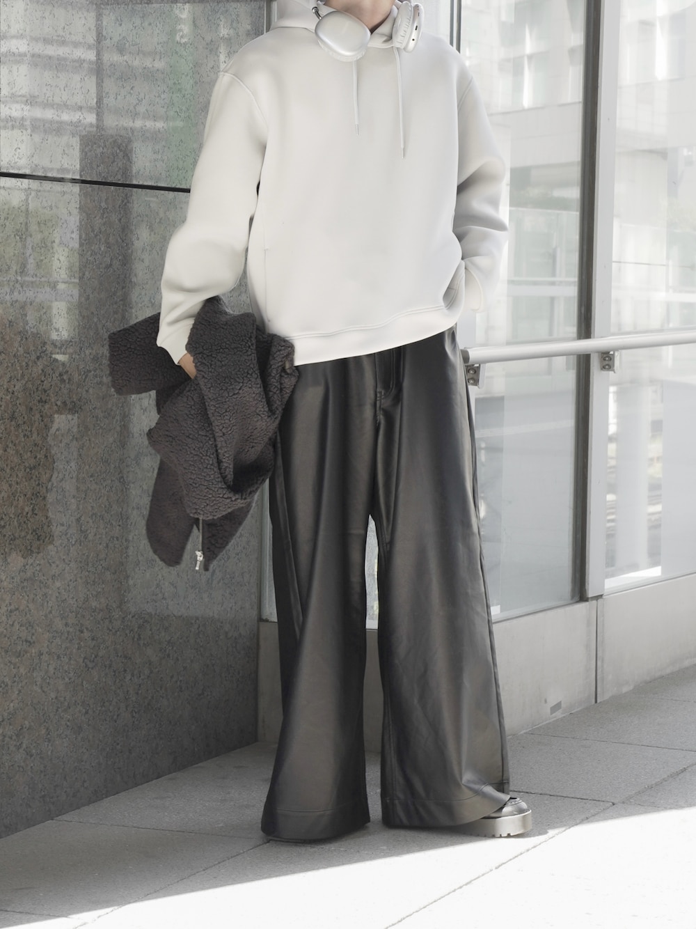 「URBAN RESEARCH Sonny Labelのダンボールフーデッドパーカー（パーカー、グレー系）」を使った、あすさん（メンズ・176cm）の秋コーディネートの1枚目の写真