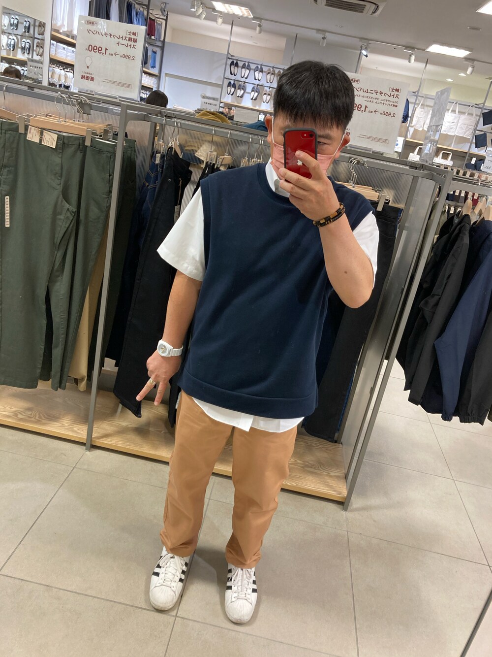 「GUのアイテム（チノパンツ、ゴールド系）」を使った、しげさん（メンズ・170cm）の秋コーディネートの1枚目の写真