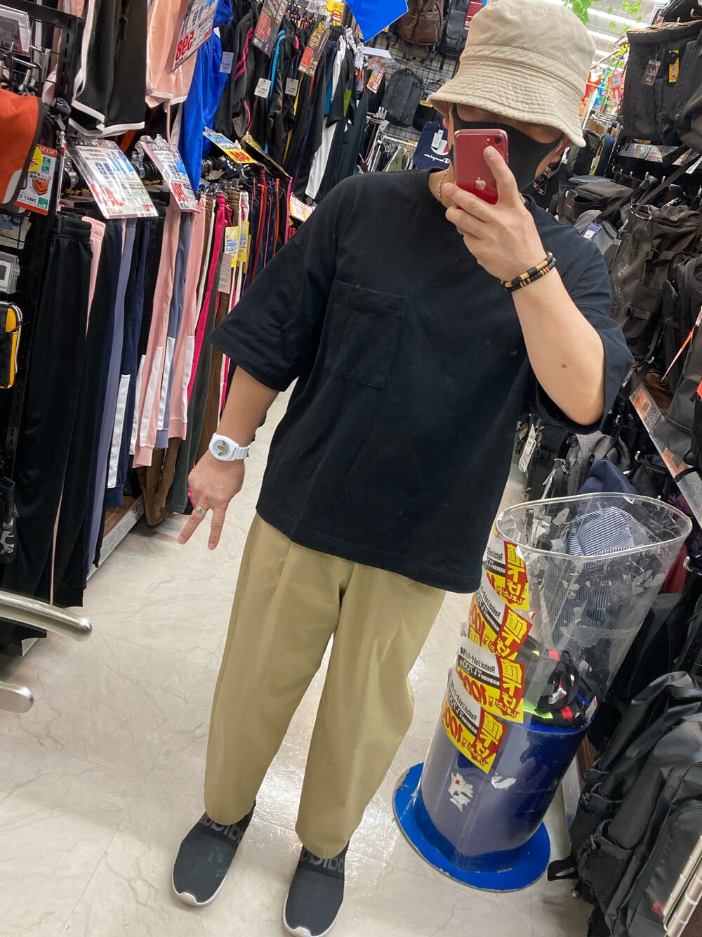 ブラック系のTシャツ/カットソー、ブラウン系のチノパンツ、ブラック系のスリッポンを着用したメンズの夏コーディネートの1枚目の写真