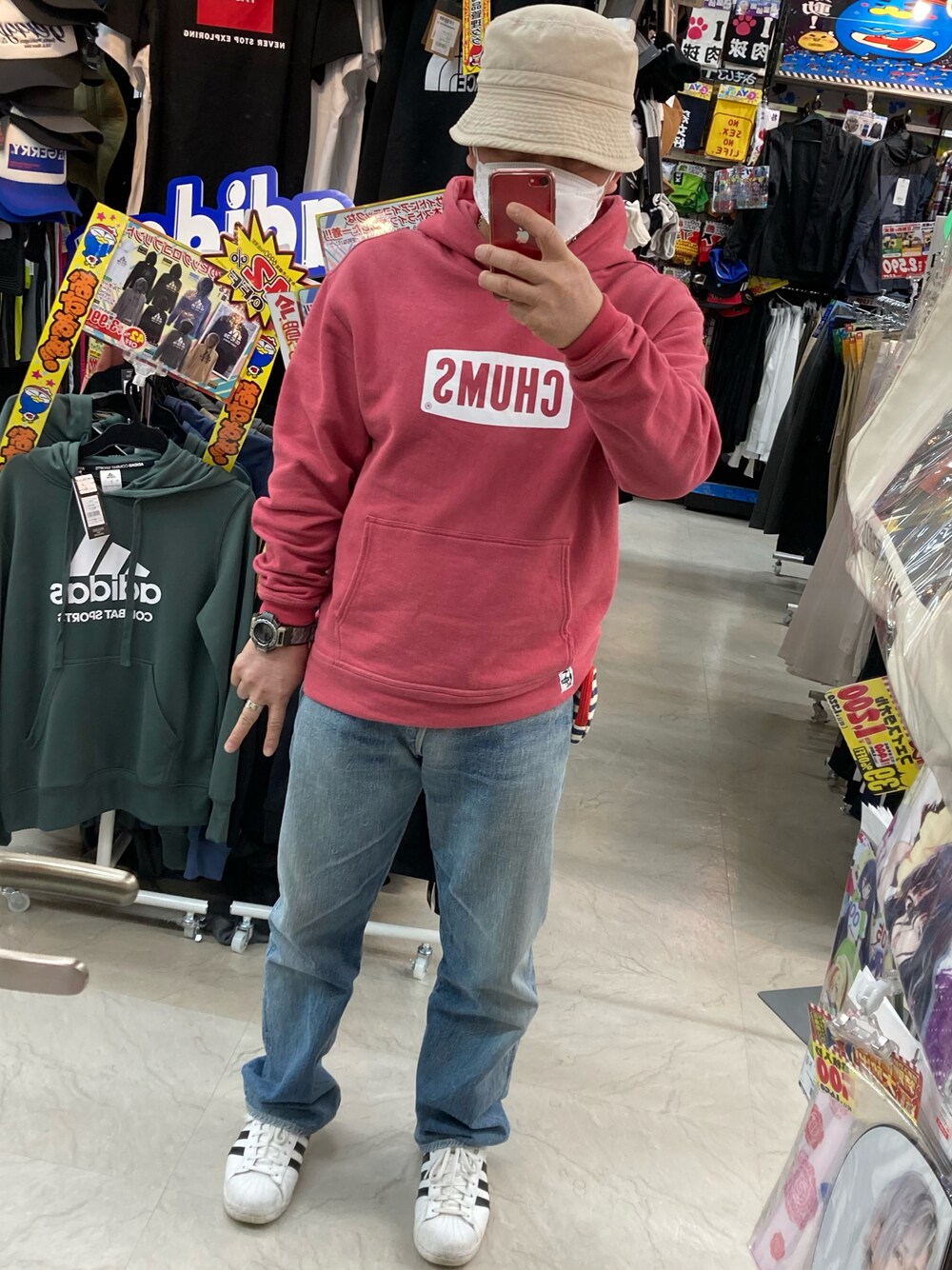 「CHUMSのアイテム（パーカー、レッド系）」を使った、しげさん（メンズ・170cm）の春コーディネートの1枚目の写真