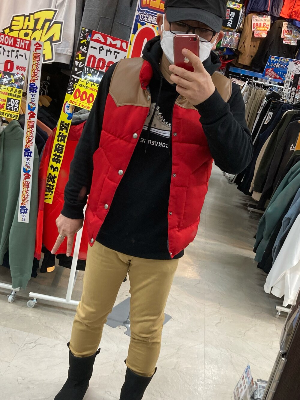 「CONVERSEのアイテム（パーカー、ブラック系）」を使った、しげさん（メンズ・170cm）の春コーディネートの1枚目の写真
