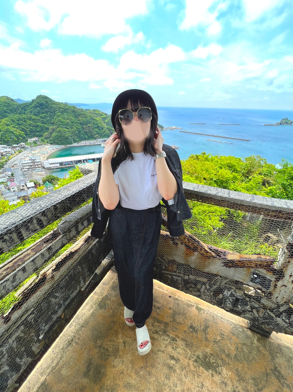 「大人カジュアル、春コーデ、初夏コーデ、カジュアルコーデ、シンプル、オトナカワイイ、デニム、デニムジャケット、デニムスカート、バケットハット、白Tシャツ、Tシャツ、セットアップ、デニム オン デニム、デニムセットアップ」｜「GUCCIのアイテム（サングラス、ブラック系）」を使った、るいべあさん（レディース・163cm）の春コーディネートの1枚目の写真
