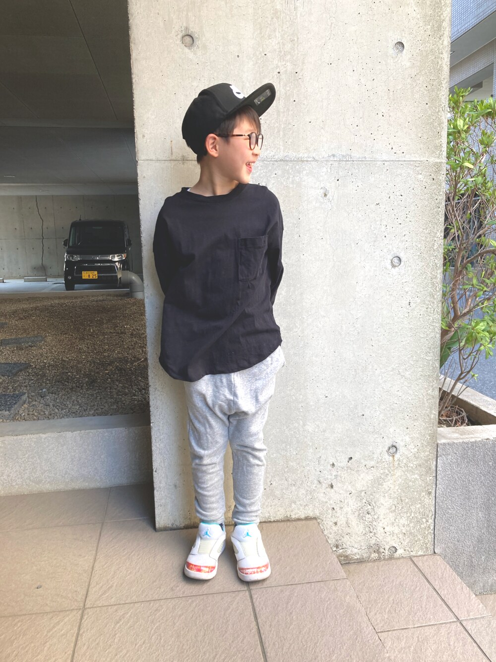 「キッズファッション、男の子コーデ、シンプル、スウエットパンツ、子供服、メガネ男子、めがね」｜「NIKEの【ZOZO限定】NIKE/ナイキ YTH フューチュラ プロ キャップ（キャップ、ブラック系）」を使った、あちゃさんさん（キッズ・120cm）の春コーディネートの1枚目の写真