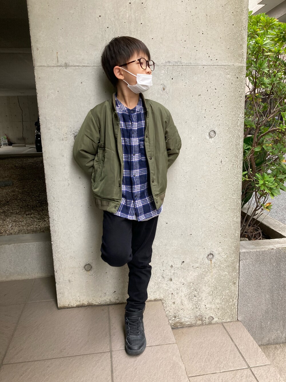 「キッズコーデ、シンプル、MA-1、メガネ男子、めがね、シンプルコーデ、kidsfashion」｜「＆yamのネルチェックスナップ釦スタンドシャツ（シャツ/ブラウス、ブルー系）」を使った、あちゃさんさん（キッズ・120cm）の秋コーディネートの1枚目の写真