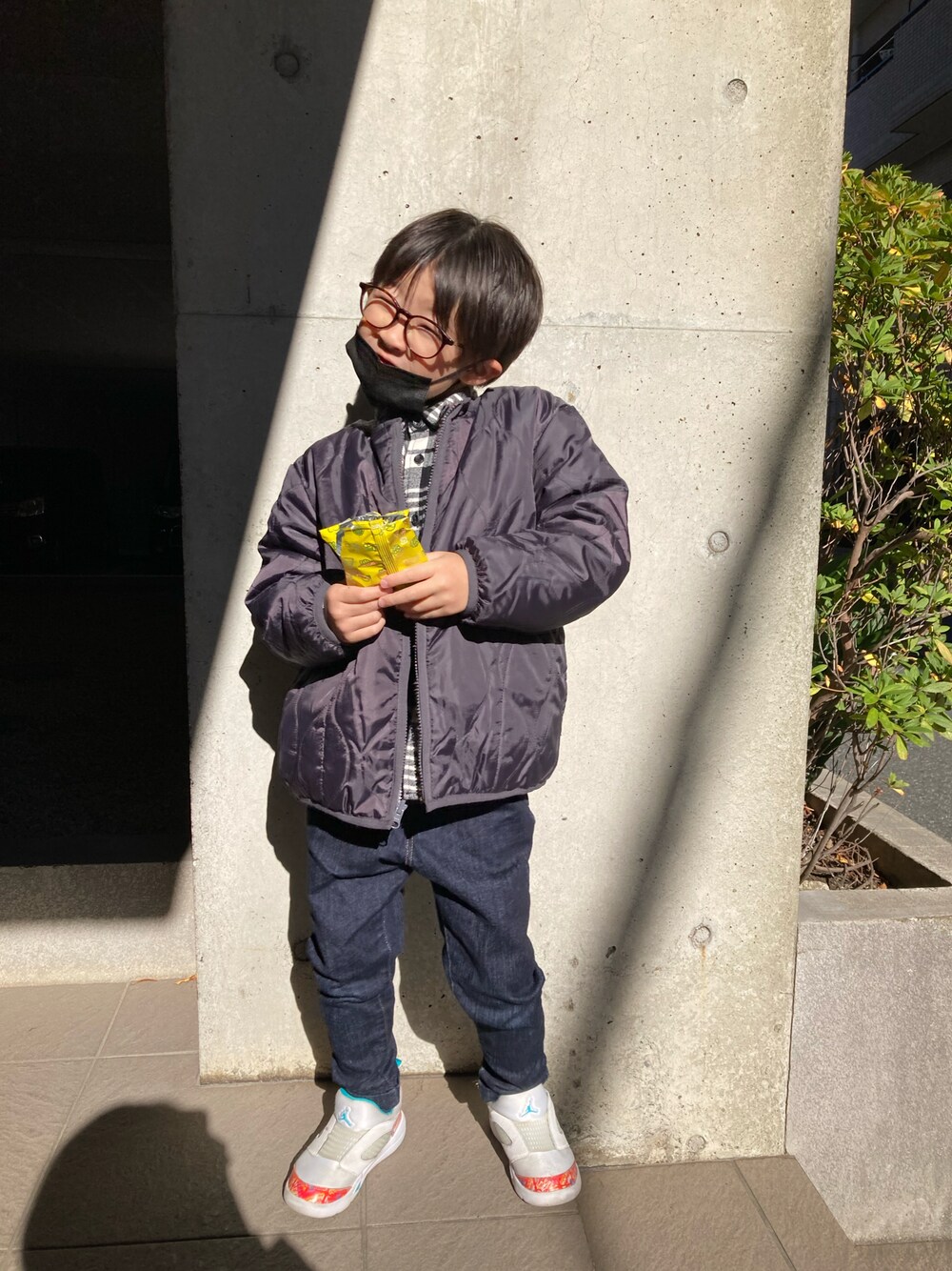 「未来のWEARISTAプロジェクト、スニーカーコーデ、シンプルコーデ、冬コーデ、ハイカットスニーカー、メガネ男子、休日コーデ、カジュアル」｜「devirockの洗えるリバーシブルボアジャケット（ブルゾン、グレー系）」を使った、あちゃさんさん（キッズ・120cm）の秋コーディネートの1枚目の写真