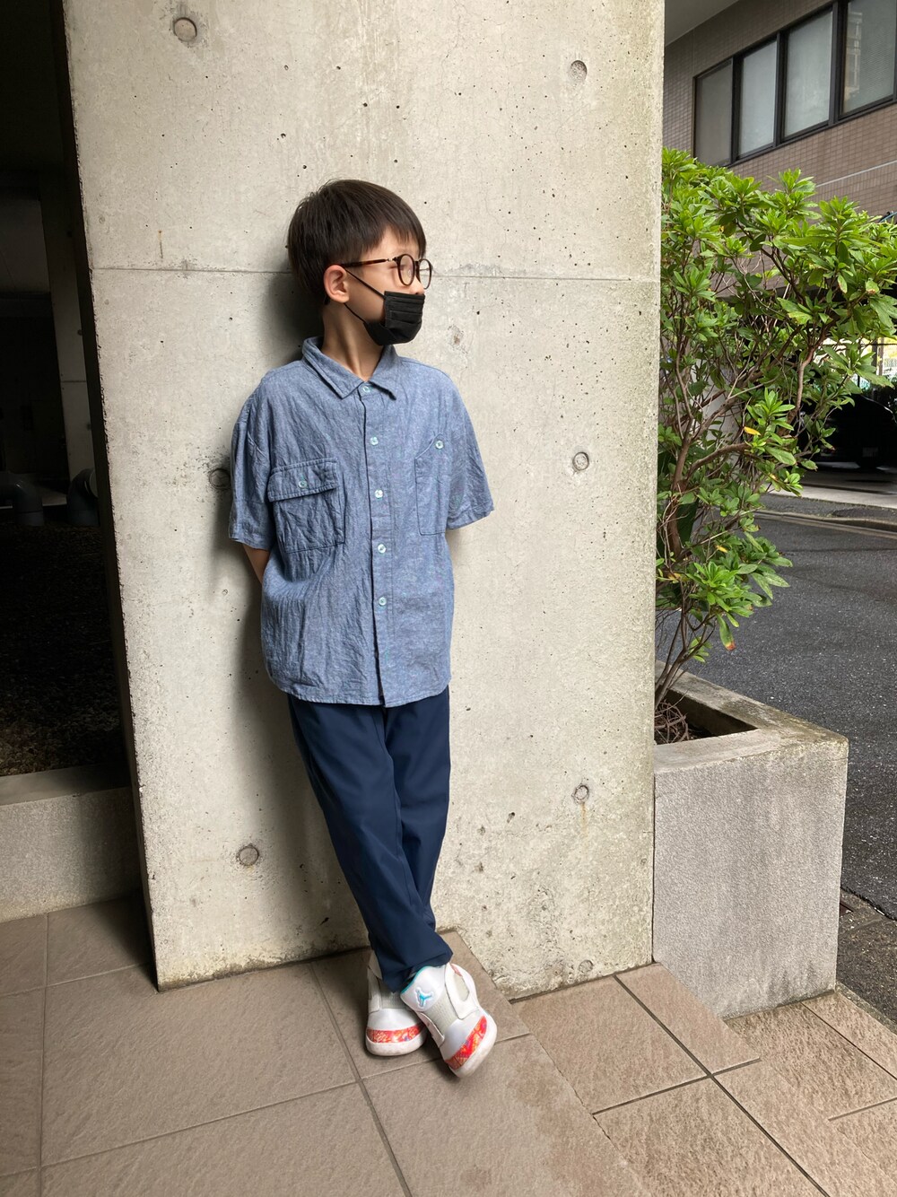 「メガネ男子、シャツスタイル、男の子、5歳、ゆるコーデ」｜「F.O.KIDSのテーパードスラックス 9分丈（その他パンツ、ブルー系）」を使った、あちゃさんさん（キッズ・120cm）の秋コーディネートの1枚目の写真