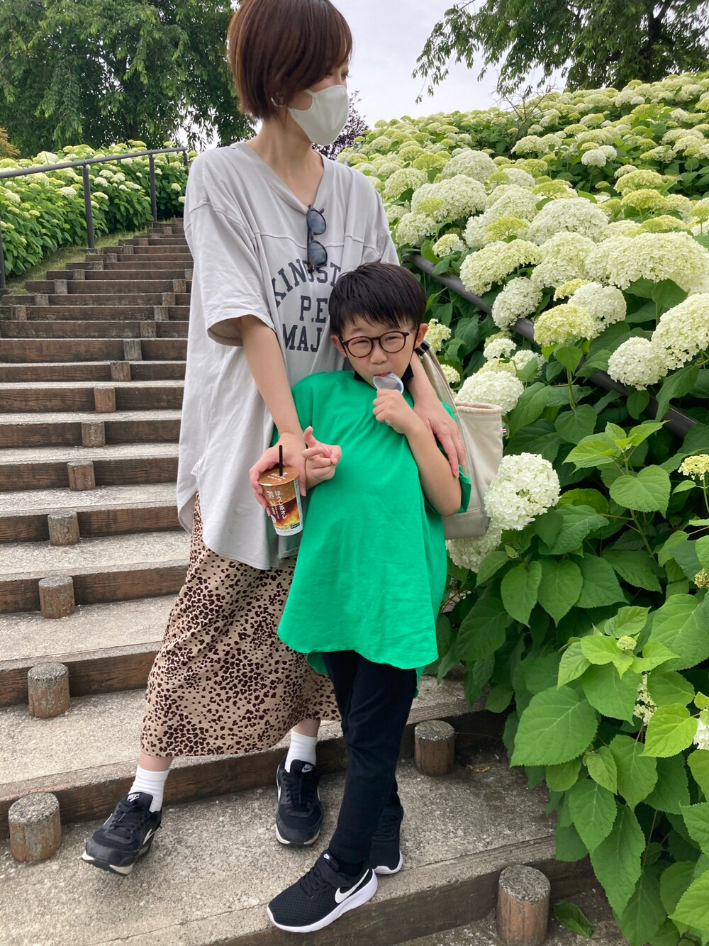 「シンプル、親子コーデ、夏コーデ、男の子、ママコーデ、ママファッション、シンフルコーデ」｜「CIAOPANIC TYPYの【KIDS】【ZOZOTOWN限定】テールヘムラインビッグチュニックTee（Tシャツ/カットソー、グリーン系）」を使った、あちゃさんさん（キッズ・120cm）の夏コーディネートの1枚目の写真