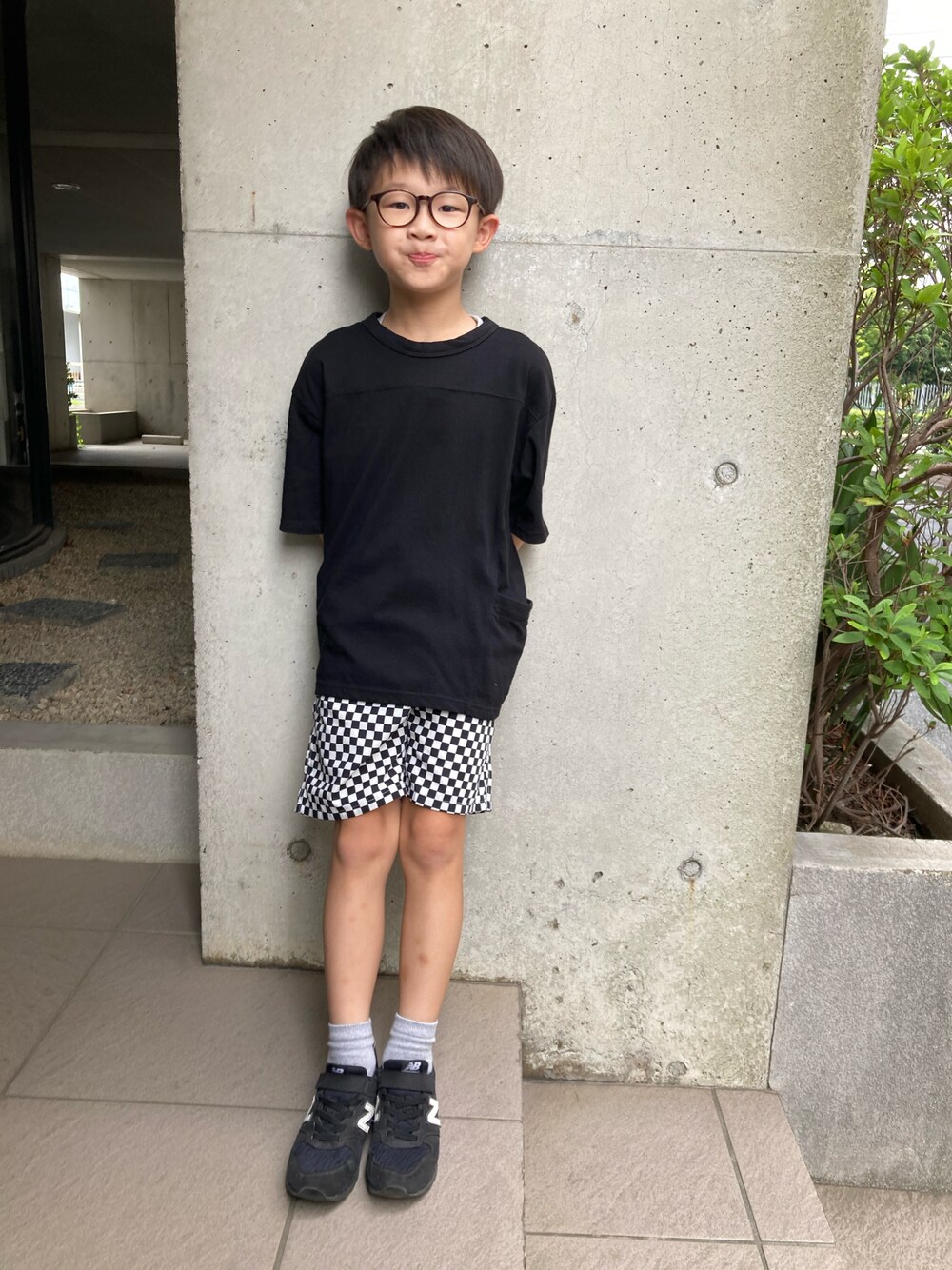 「ワークマン、グローバルワーク(GLOBAL WORK)、キッズコーデ、キッズファッション、ストリート、メガネ男子、ショートパンツ」｜「GLOBAL WORKのキッズ/エアカルショーツ柄/262768（その他パンツ、その他）」を使った、あちゃさんさん（キッズ・120cm）の夏コーディネートの1枚目の写真