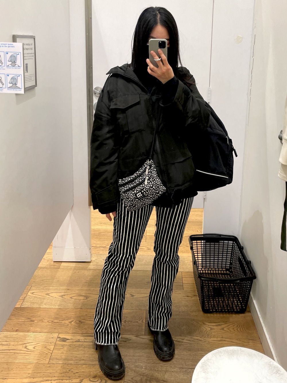 「marimekko」｜「UNIQLOのアイテム（マウンテンパーカー、ブラック系）」を使った、Lumimarjaさん（レディース・163cm）の冬コーディネートの1枚目の写真