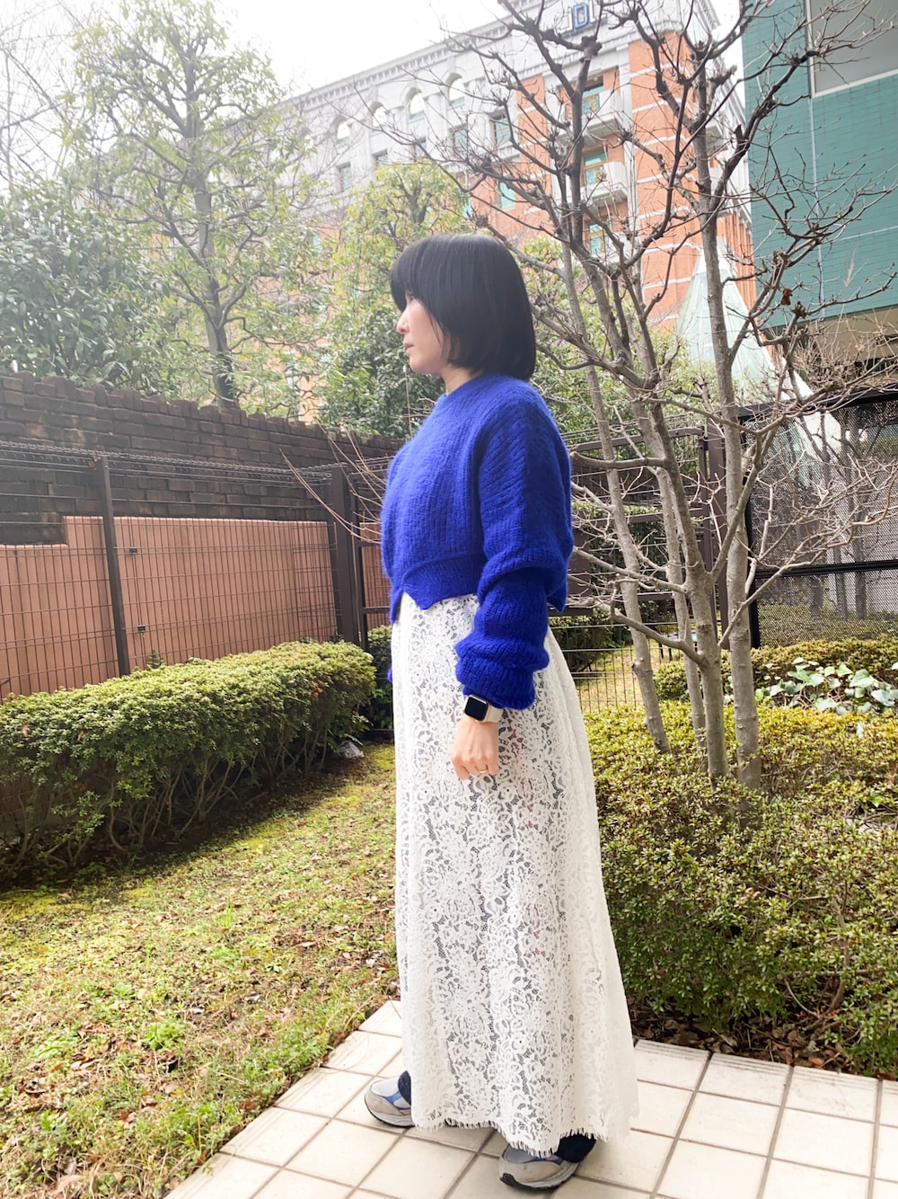 「スニーカー」｜「ESTNATIONのアイテム（ワンピース、ホワイト系）」を使った、樋口さん（レディース・152cm）の春コーディネートの1枚目の写真
