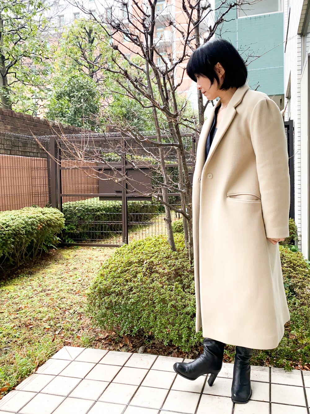 「ブーツ」｜「Spick & Spanのアイテム（ステンカラーコート、ホワイト系）」を使った、樋口さん（レディース・152cm）の冬コーディネートの1枚目の写真