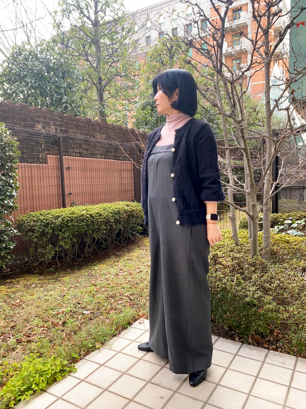 「タートルネック、オーインワン」｜「JENNEのソフトモヘアタッチカーディガン（カーディガン/ボレロ、ブラック系）」を使った、樋口さん（レディース・152cm）の冬コーディネートの1枚目の写真