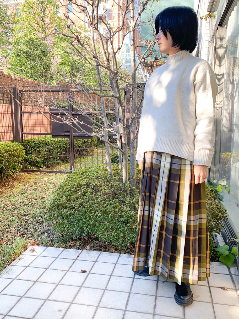 「プチプラ、休日スタイル、チェック」｜「UNIQLOのスフレヤーンモックネックセーター（長袖）セットアップ可能（ニット/セーター、ホワイト系）」を使った、樋口さん（レディース・152cm）の冬コーディネートの1枚目の写真