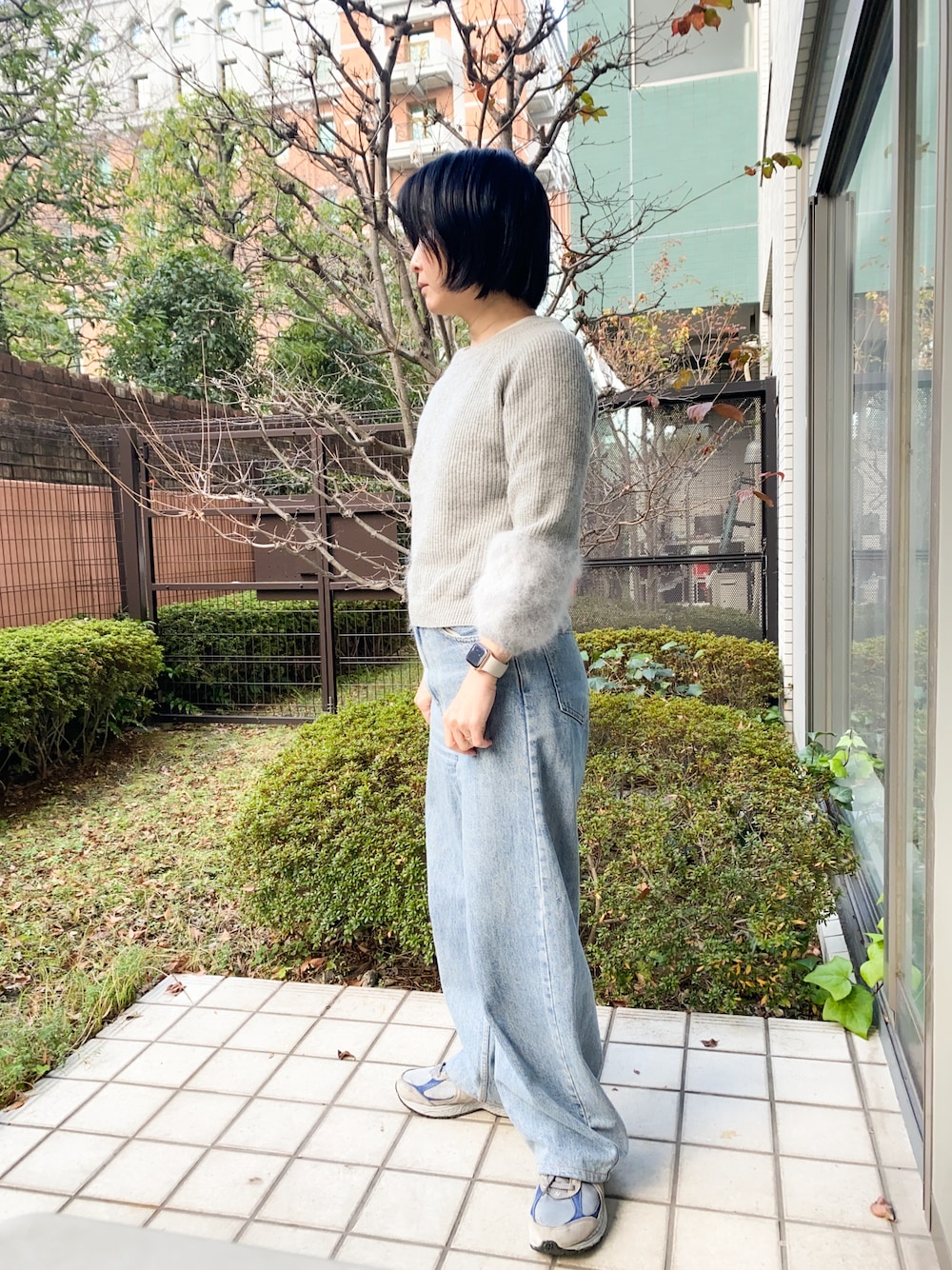「きれいめカジュアル、ジーンズ」｜「NEW BALANCEのM2002RX J（スニーカー、グレー系）」を使った、樋口さん（レディース・152cm）の冬コーディネートの1枚目の写真