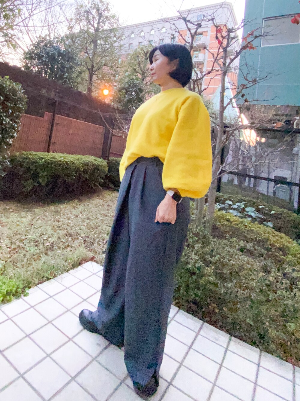 「ブーツ」｜「enchainementのPuff Sleeve Knit（ニット/セーター、イエロー系）」を使った、樋口さん（レディース・152cm）の冬コーディネートの1枚目の写真