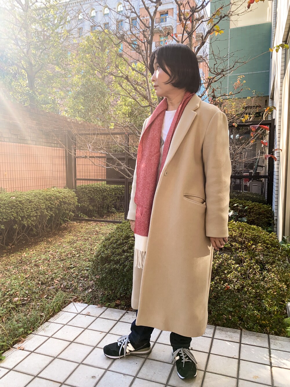 「赤、紅白」｜「NEW BALANCEのアイテム（スニーカー、ブルー系）」を使った、樋口さん（レディース・152cm）の冬コーディネートの1枚目の写真